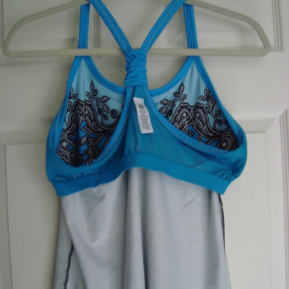 Athleta workout top, poly/nylon/spandex, cups, L - Picture 5 of 5